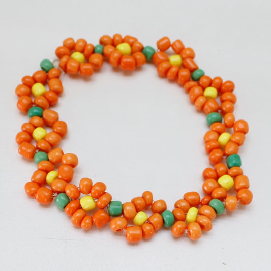 Orange blomsterarmbånd